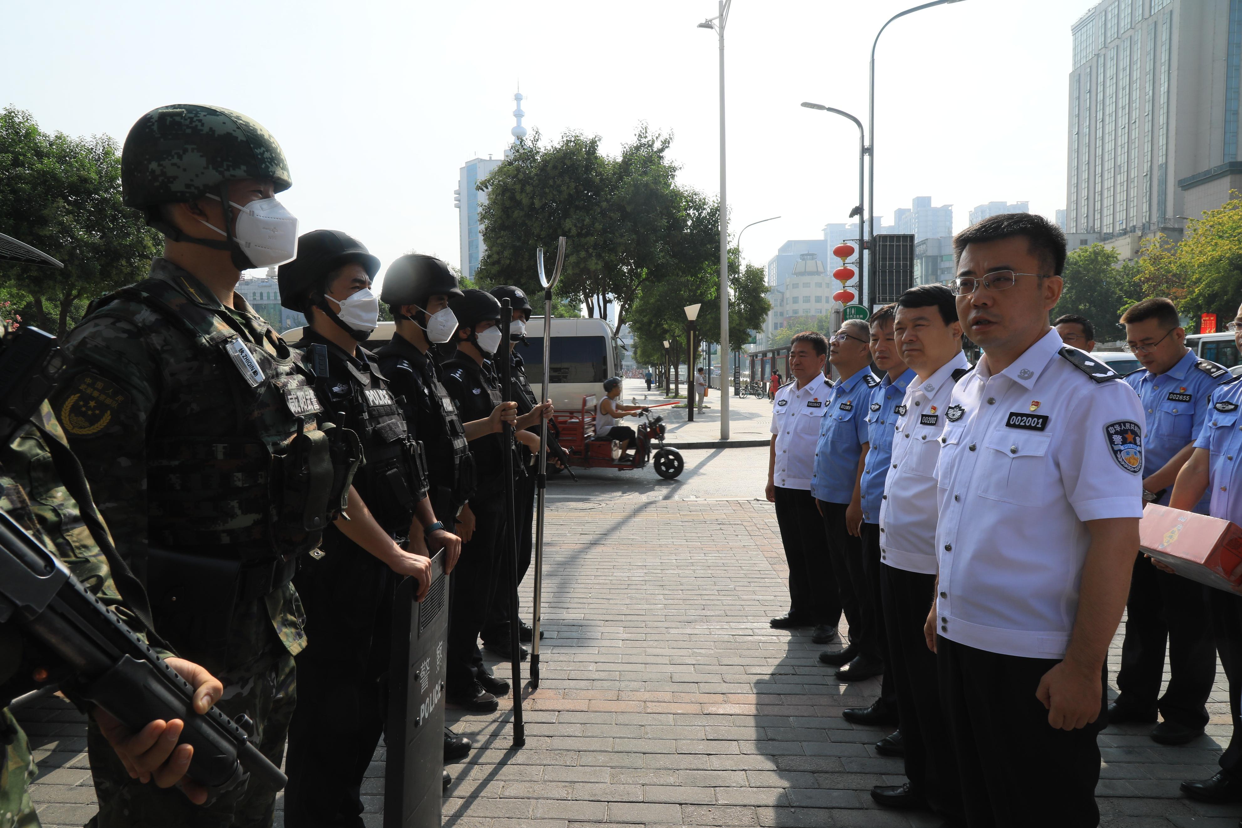 钟伟看望慰问高温坚守一线岗位民警辅警